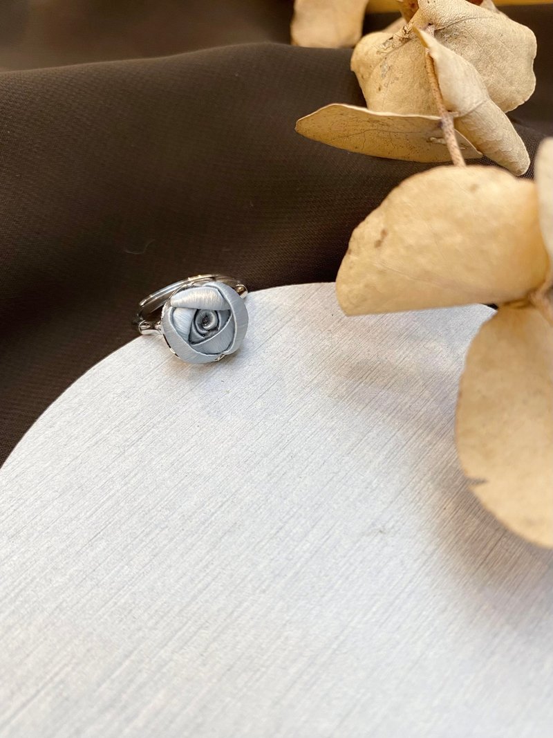 【Re-Re】 Silk Flora - Sliver White Little Roses Ring - แหวนทั่วไป - ผ้าไหม สีเงิน