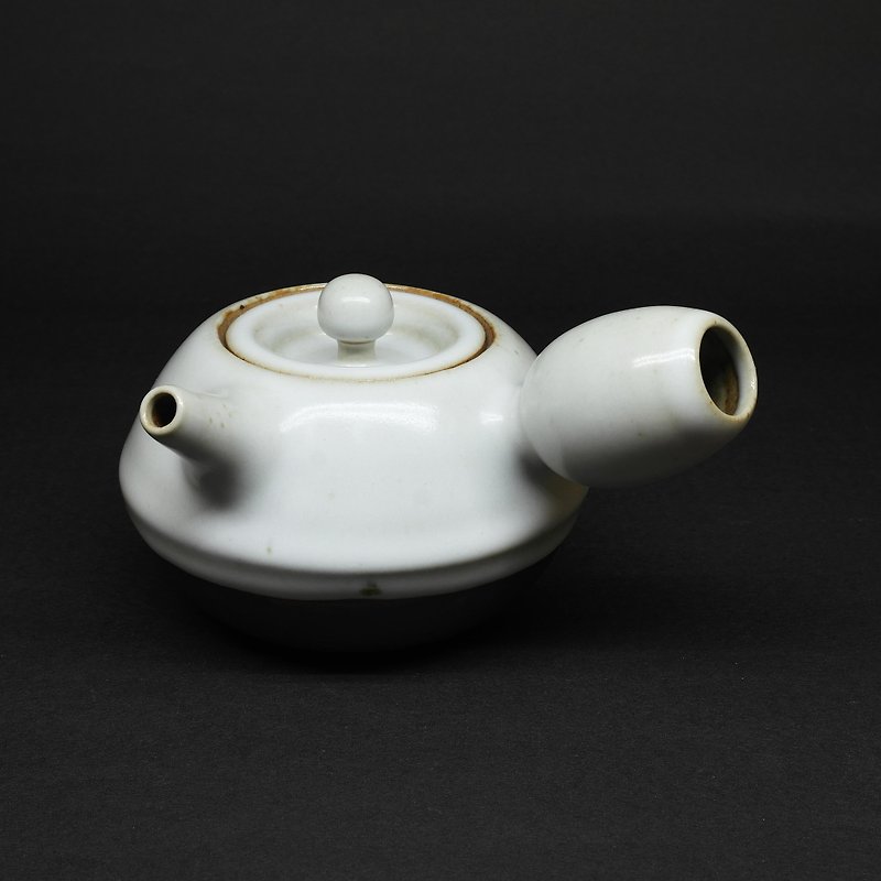 Smooth white glaze gun nozzle flat round body side teapot hand-made pottery tea props - Teapots & Teacups - Pottery White
