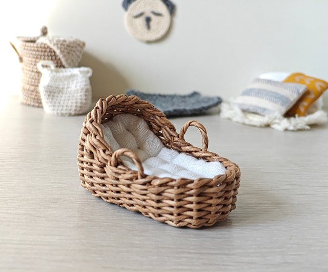 Wicker moses shop basket mattress