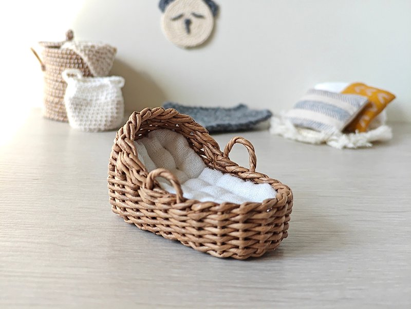 1:12 Dollhouse miniature wicker moses basket with white mattress pad - Stuffed Dolls & Figurines - Paper 