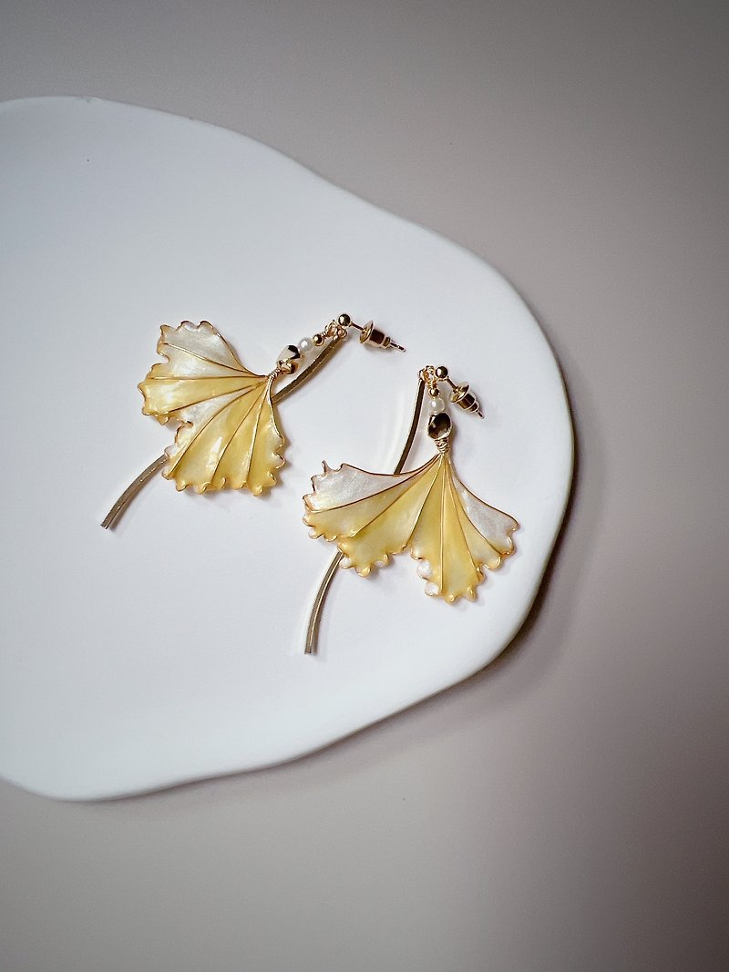Ginkgo leaf drop resin earrings - ต่างหู - เรซิน สีเหลือง