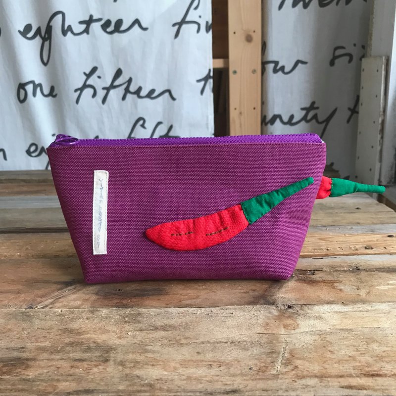 紅辣椒拉鍊包/紫紅底 - 化妝包/收納袋 - 棉．麻 紅色