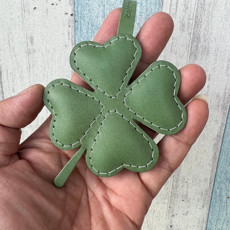 Healing gadgets Taiwan MIT green four-leaf clover pure hand-sewn handmade leather pendant small size - Charms - Genuine Leather Green