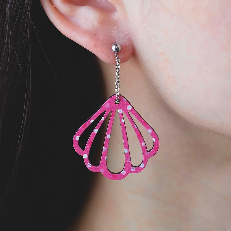 木耳環-貝(點點桃紅) - 耳環/耳夾 - 木頭 粉紅色