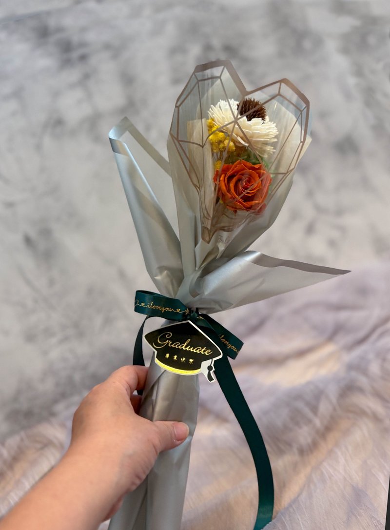 永生玫瑰畢業花束、客製化禮物 畢業禮物 - 乾燥花/永生花 - 植物．花 卡其色