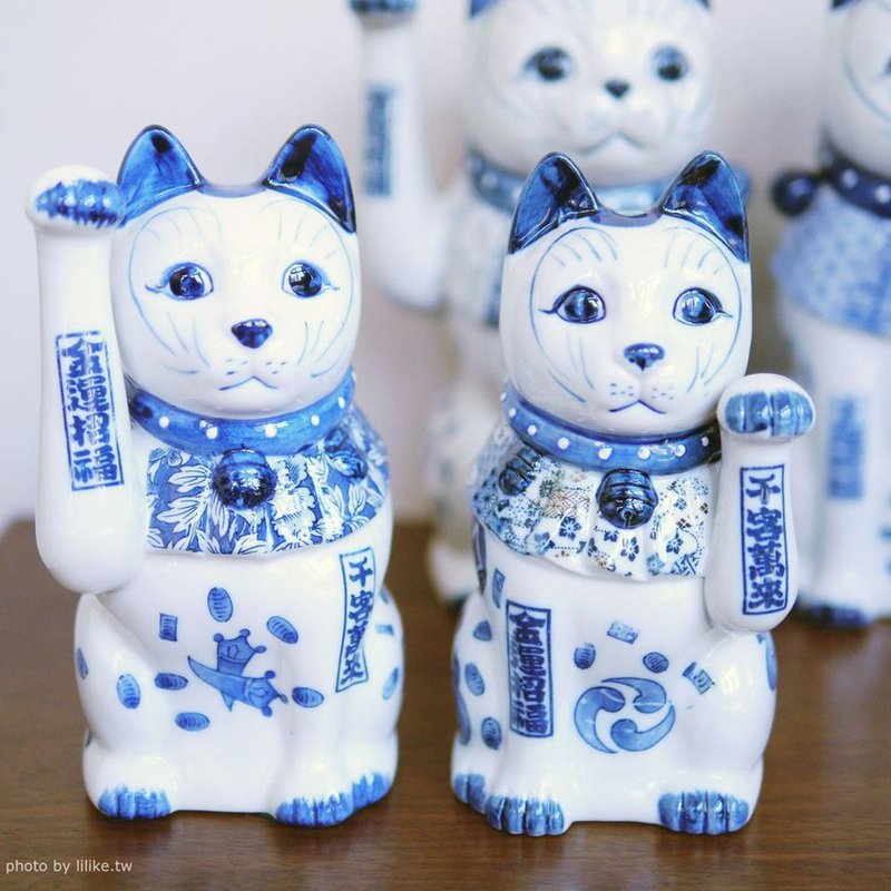 A pair of dyed lucky cats - Items for Display - Pottery White
