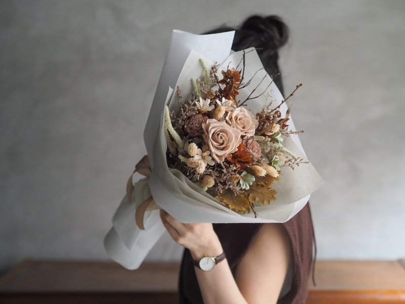 Earth-tone eternal rose bouquet - ช่อดอกไม้แห้ง - พืช/ดอกไม้ 