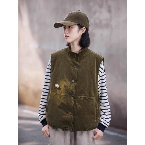 モスグリーンのコーデュロイスタンドカラーカーディガンと大きめの