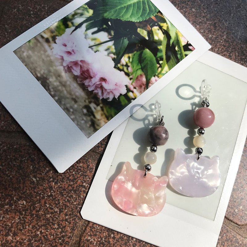 [Lost and find] natural stone bicolor fritillary cat earrings ear clip - Earrings & Clip-ons - Gemstone Pink
