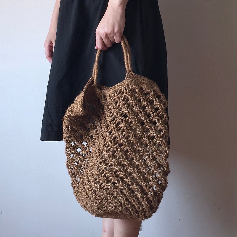 Xiao Fabric / Twine Handmade Woven Mesh Bag - กระเป๋าถือ - ผ้าฝ้าย/ผ้าลินิน สีนำ้ตาล