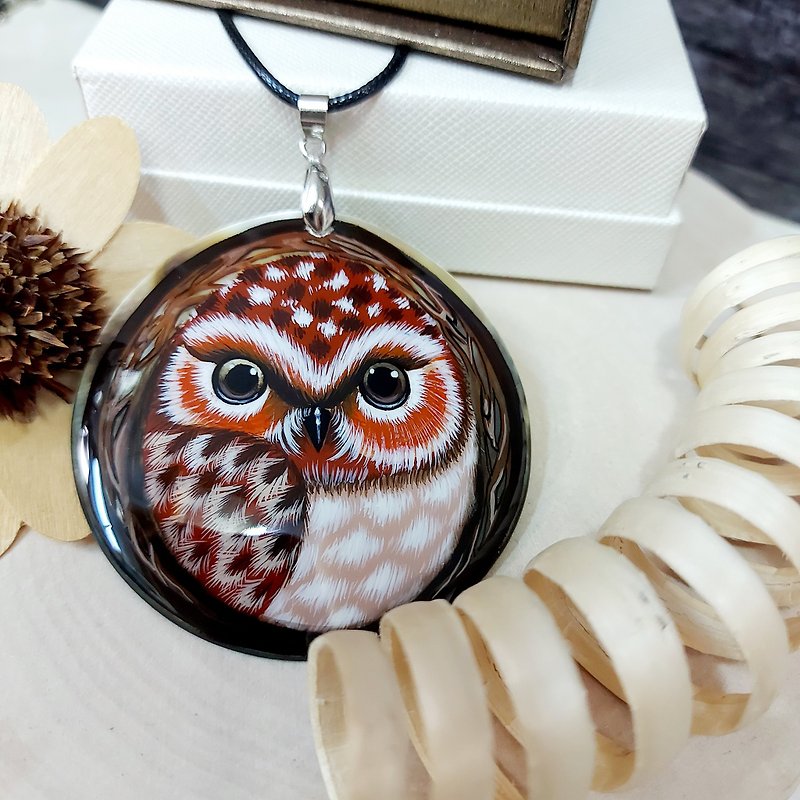 Cute Snow Owl painted on mother pearl pendant. Aesthetic Folk necklace for girl - 項鍊 - 貝殼 咖啡色