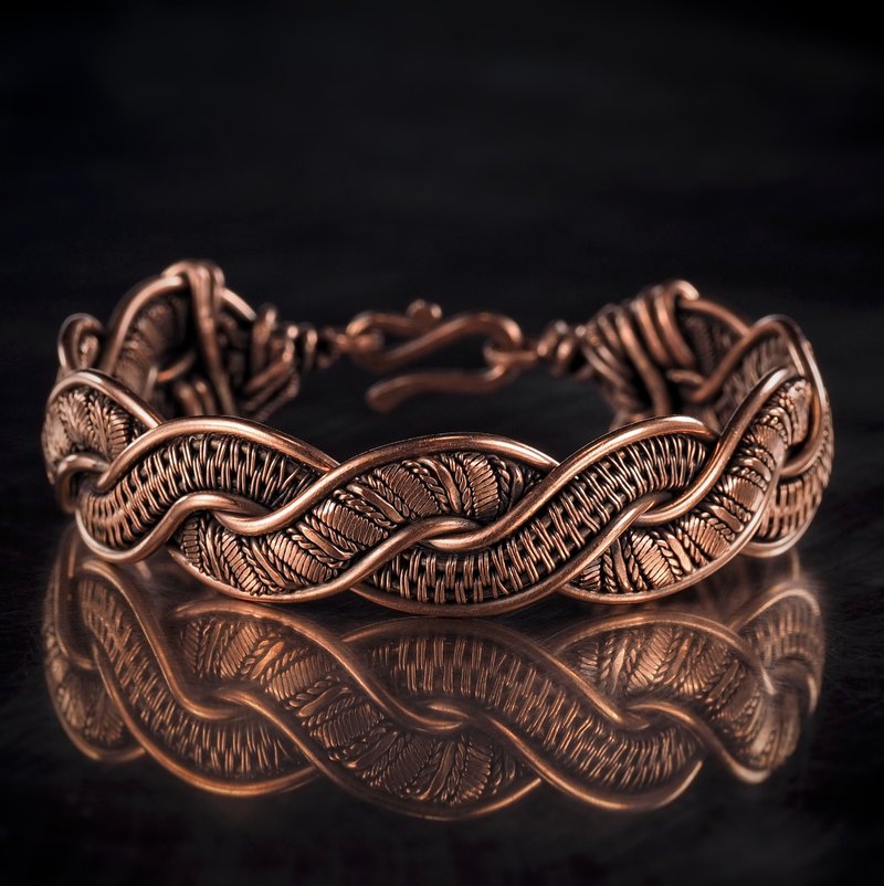 Copper bracelet for woman. Unique wire wrapped metal bangle. Small size bracelet - 手鍊/手環 - 銅/黃銅 金色