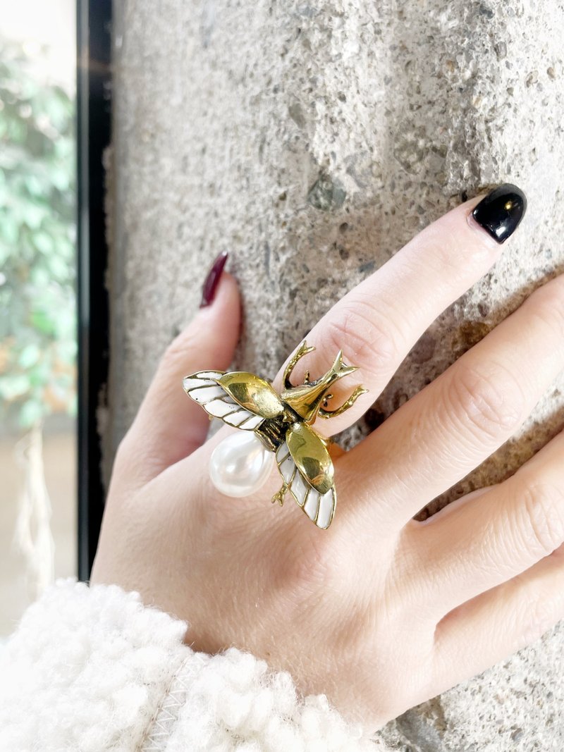 Flying Rhino Beetle Enamel Wings with Mother of Pearl Bead Bottom - 戒指 - 其他金屬 