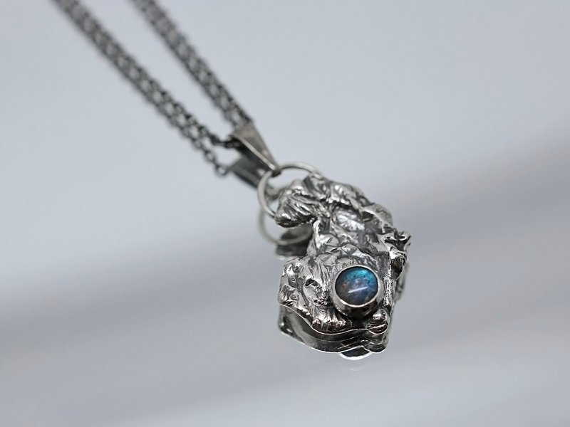 Handmade Molten Silver Necklace with Labradorite Water Cast Organic Jewelry - 項鍊 - 寶石 藍色