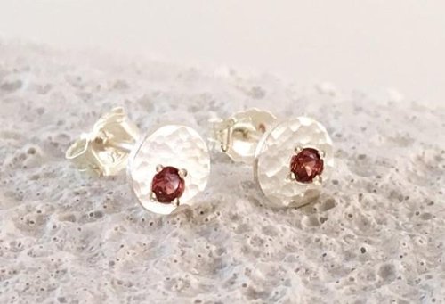 満月のピアス◇Rhodlite Garnet◇SV スタッド - ショップ Sae+Sumi