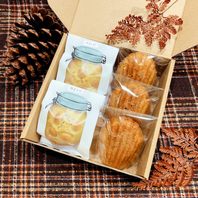 mini gift box_ 2 pieces of matcha pound cake + 3 pieces of tea madeleine - เค้กและของหวาน - อาหารสด สีนำ้ตาล