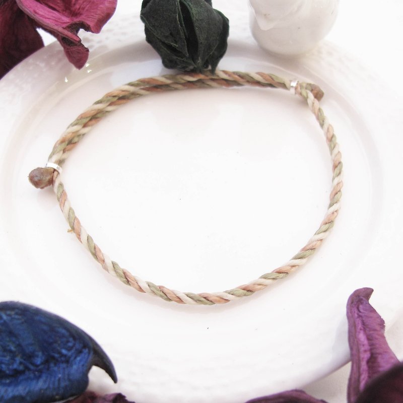 囡仔仔仔[Handmade] Matcha Tower × wax rope bracelet earth color green brown - สร้อยข้อมือ - เส้นใยสังเคราะห์ สีกากี