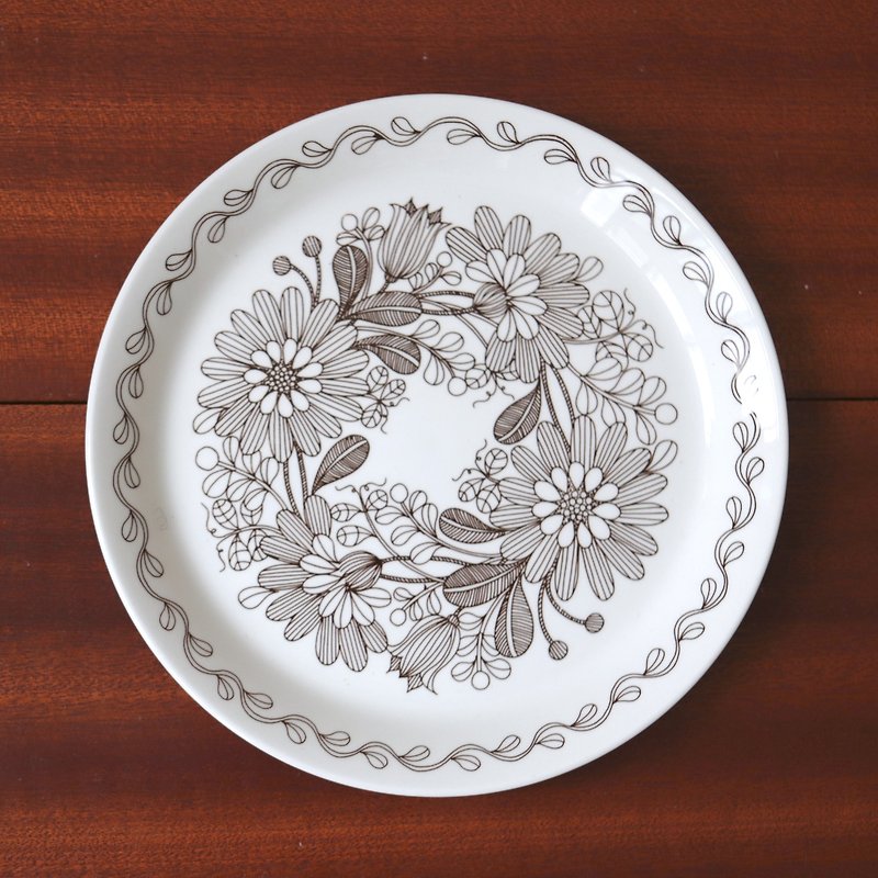 Finnish FINNISH FLINT Elina brown flower plate - Plates & Trays - Porcelain Brown