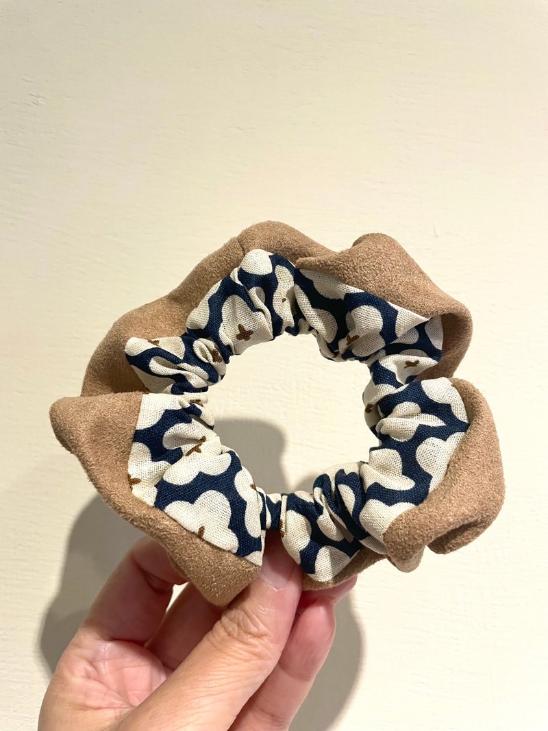Chez。小物系列 - 麂皮絨製髮圈 - 白茶棕x復古小花 - 髮夾/髮圈 - 聚酯纖維 卡其色