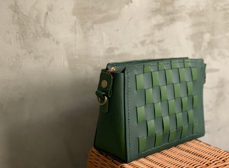 Handwoven green gradient leather bag shoulder bag clutch - กระเป๋าแมสเซนเจอร์ - หนังแท้ 