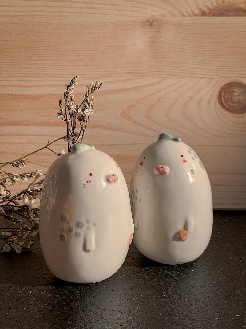 Seal tiny vase/ Happy farm character vase for decoration and brighten up your sp - 花瓶/花器 - 陶 