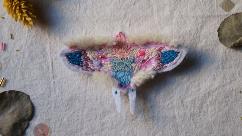 多彩夢網 刺繡毛線蛾 - 髮夾/髮圈 - 繡線 多色