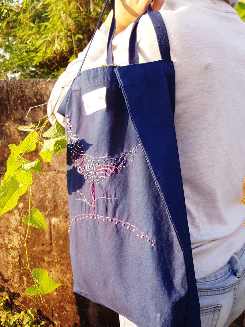 約樹 **樹袋子** 藍染 童趣繡縫 書袋 送禮自用 - 側背包/斜背包 - 棉．麻 藍色