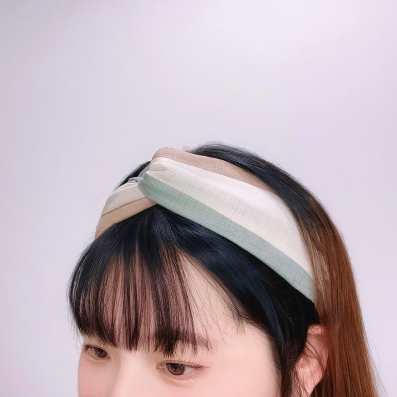【巧妙藝手】 粉綠雙色拼接 手作交叉扭結髮帶 - 髮箍/髮帶 - 棉．麻 多色