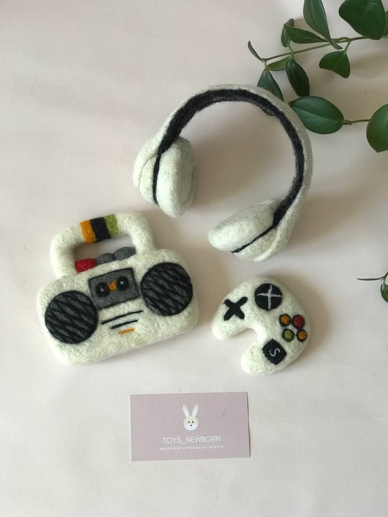 Newborn felted recorder player. Headphone and tape recorder and joystick. - 嬰兒帽子/髮帶 - 木頭 白色