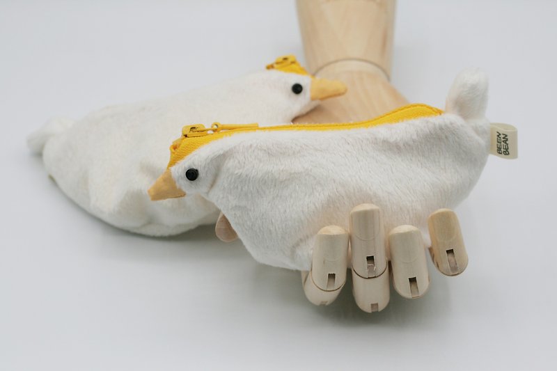 Handmade White Pigeon Cosmetics Pouch - กระเป๋าใส่เหรียญ - ผ้าฝ้าย/ผ้าลินิน ขาว