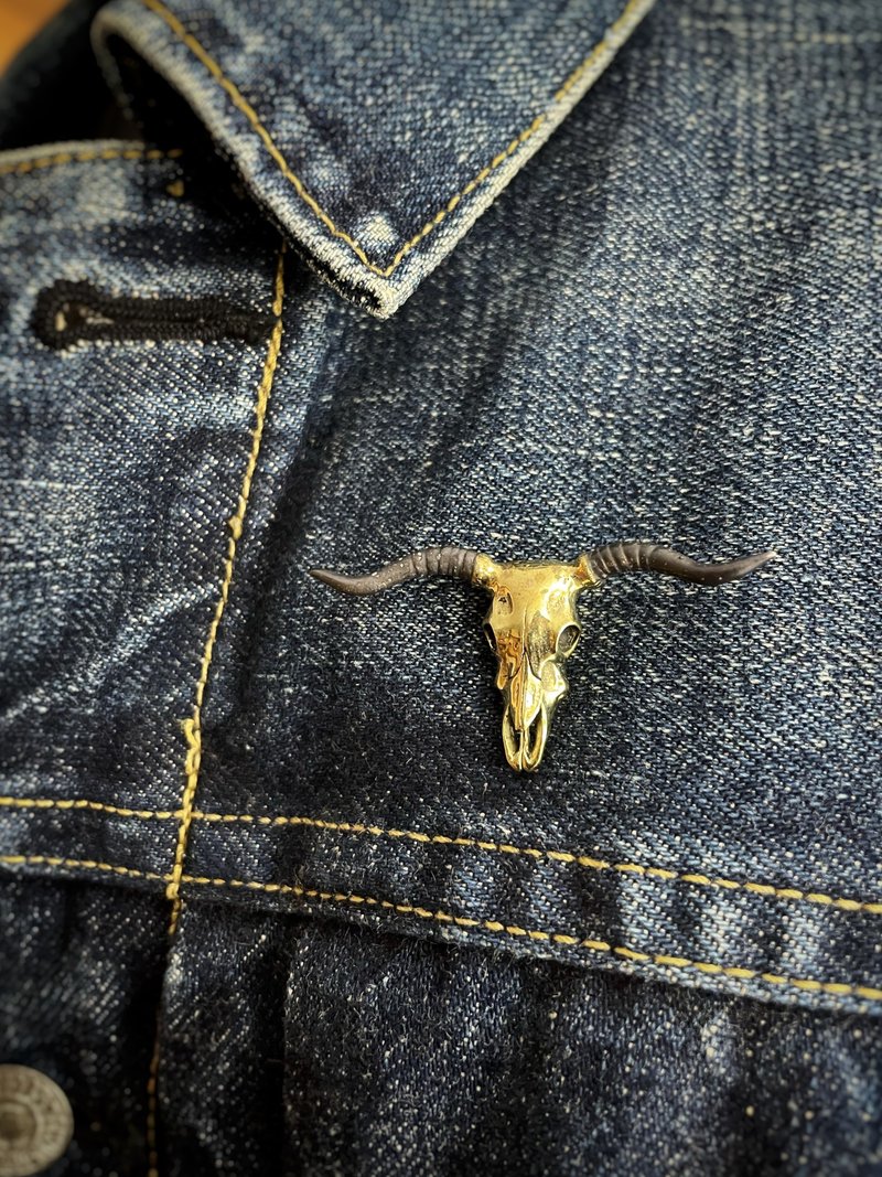 Taurus Bull Skull Brooch in Brass. - 胸針 - 其他金屬 