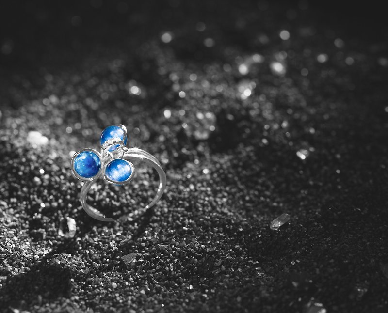 Kyanite 9k White Gold Engagement Ring, Minimalist Dangling Ring, Daily Wear Ring - แหวนทั่วไป - เครื่องประดับ สีน้ำเงิน