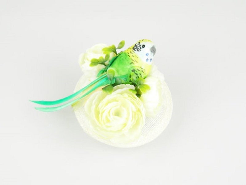 緑の羽の鳥とシルクの花のかぶと魅惑的なカクテルハット - ヘアアクセサリー - その他の素材 ホワイト