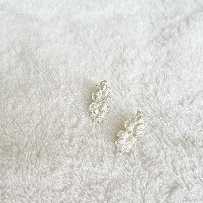 Hiiragi pierced earrings - 耳環/耳夾 - 其他金屬 銀色