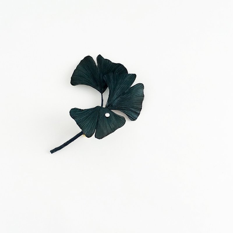 Corsage: Ginkgo no leaves (black) - เข็มกลัด/ข้อมือดอกไม้ - ผ้าไหม สีดำ