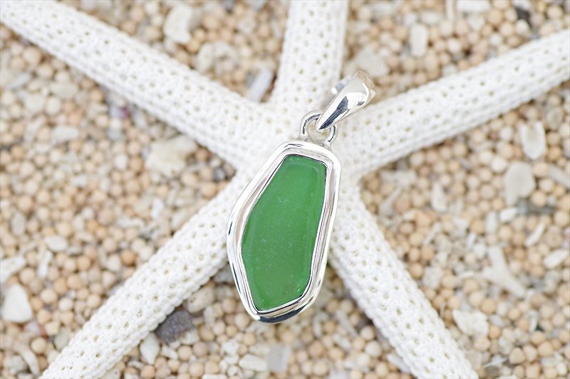 A gift from the sea! Green sea glass Silver pendant top - Necklaces - Stone Green