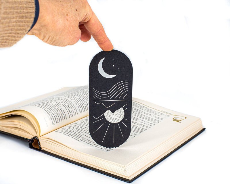 Black Metal Bookmark Day and Night // Sun and Moon // Free Shipping Worldwide - 書籤 - 其他金屬 黑色