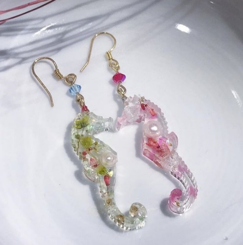 Seahorse earrings unique color [flower mosaic pearl] - ต่างหู - วัสดุอื่นๆ สีเขียว
