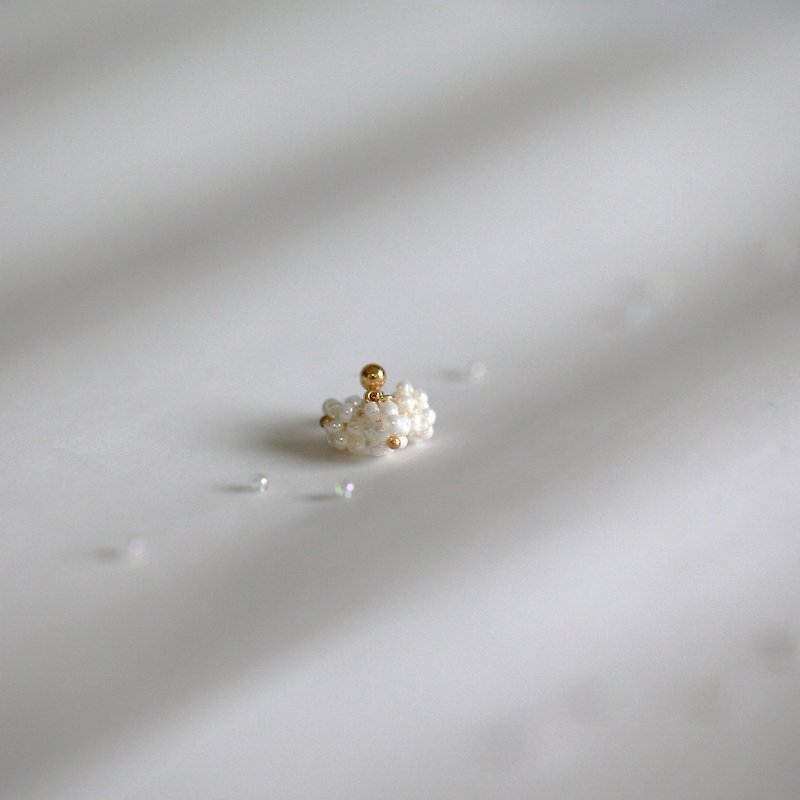 Single ear-pearl white glass bead earrings like hydrangea | pin | clip