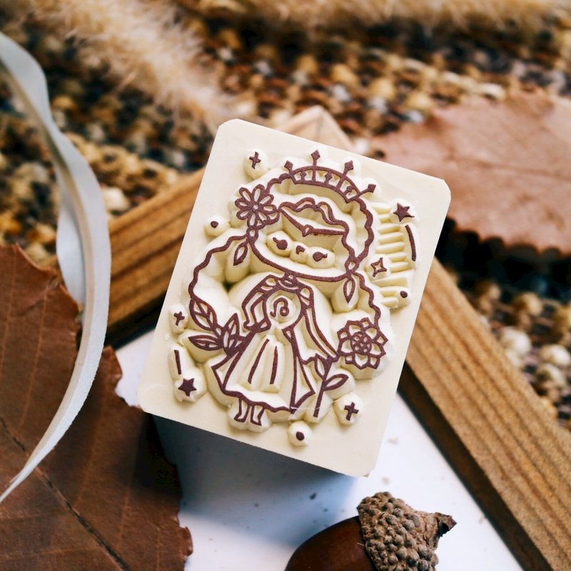 手工橡皮章 - 獅子座女孩 星座系列章 4X5cm (可客製文字) - 印章/印台 - 橡膠 咖啡色