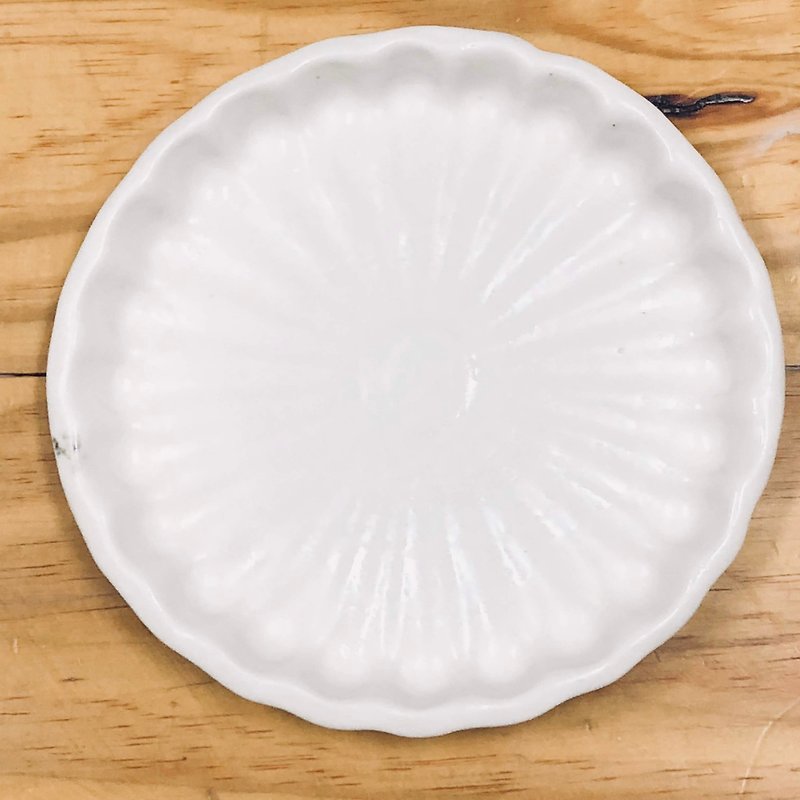 Glazed flower flower disc (sold out) - Small Plates & Saucers - Porcelain White