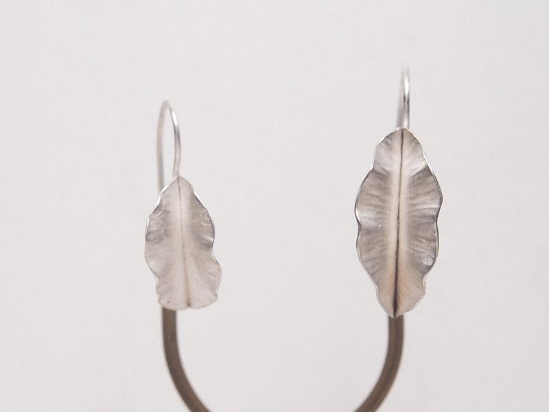 Plant Series  #a279 Leaf earring - ต่างหู - เงิน สีเงิน