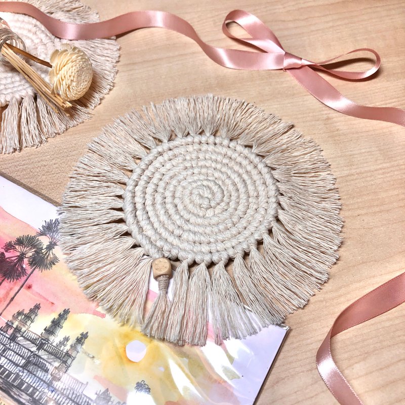 [Handwoven coasters] Round coasters with tassels as home decorations in Balinese style - ที่รองแก้ว - ผ้าฝ้าย/ผ้าลินิน ขาว