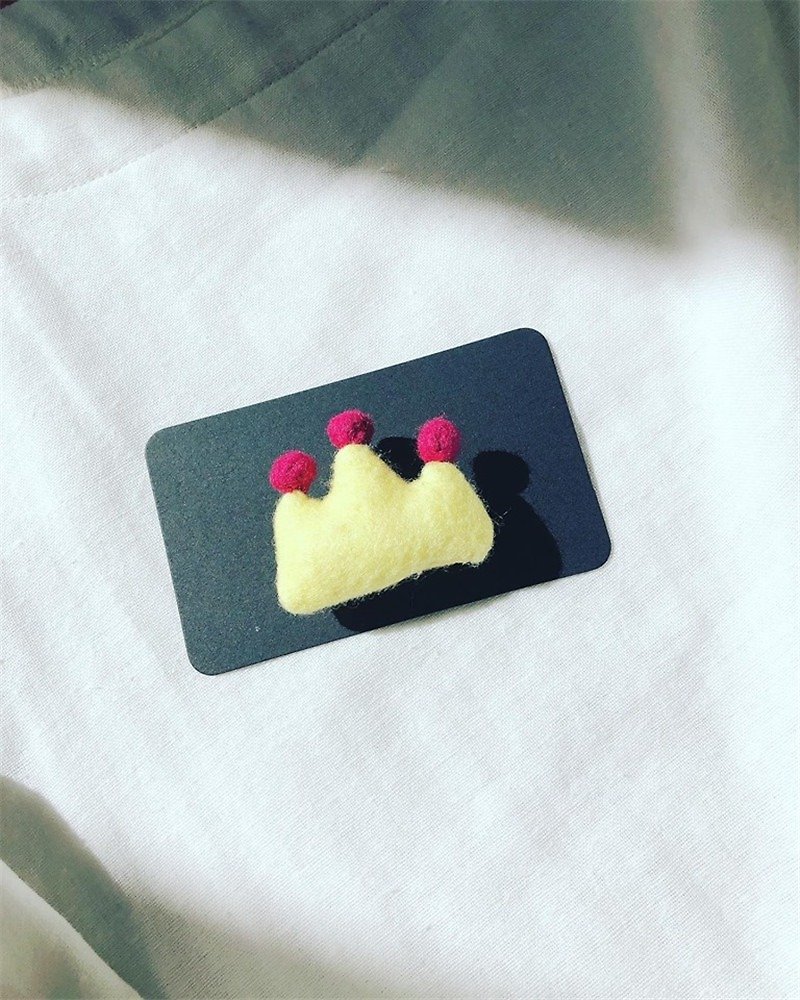 Give yourself a little crown---cute cloth as a three-dimensional pin/gift/with packaging - Brooches - Polyester Yellow
