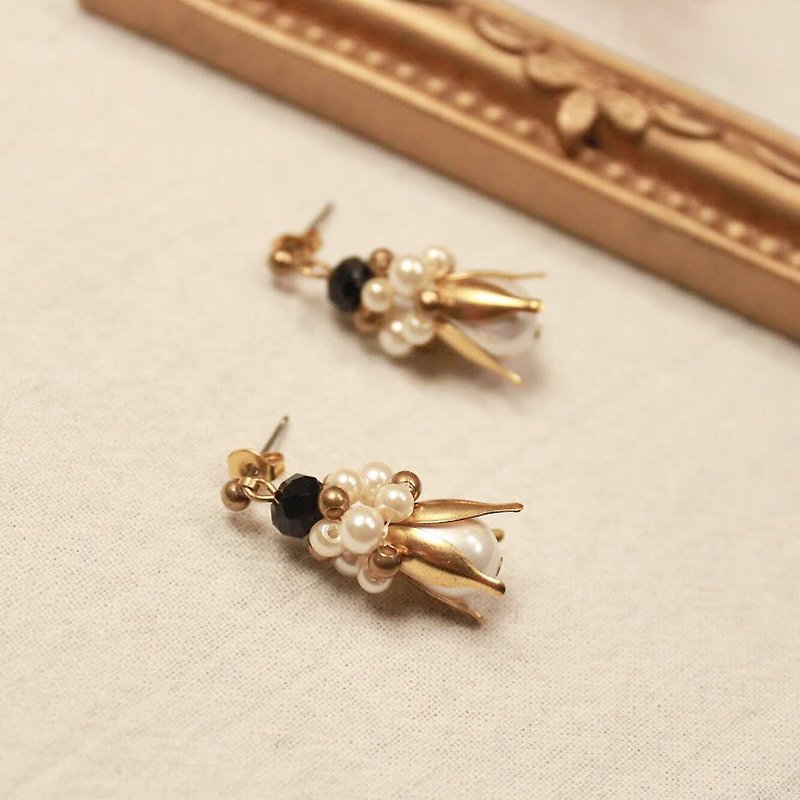 Flower series freesia black - Earrings & Clip-ons - Pearl Gold