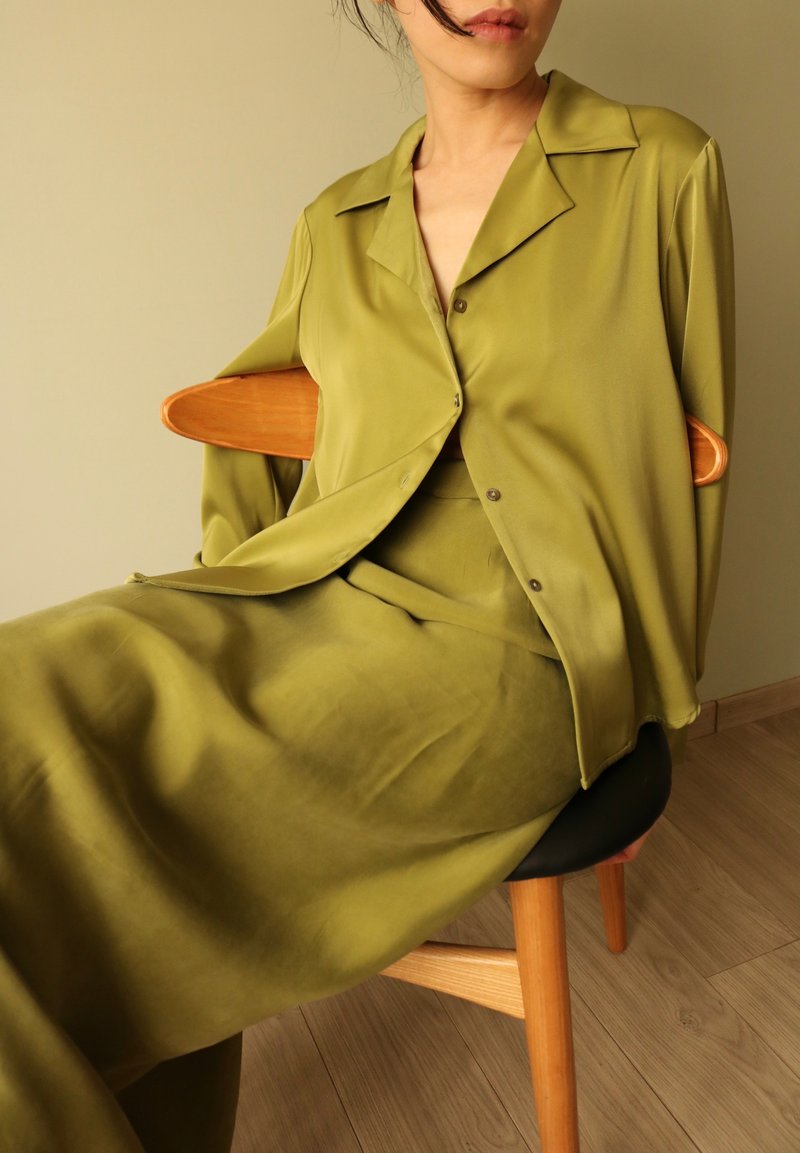 【Seize the opportunity】Stella Blouse olive green satin retro fit shirt - เสื้อผู้หญิง - เส้นใยสังเคราะห์ 