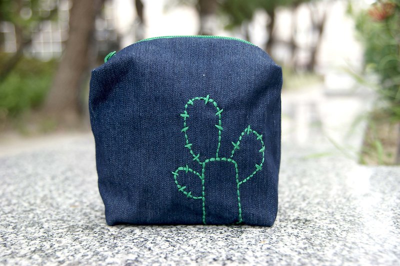Reversible hand-sewn cactus cosmetic bag Christmas gift exchange 3C storage bag - Toiletry Bags & Pouches - Cotton & Hemp 