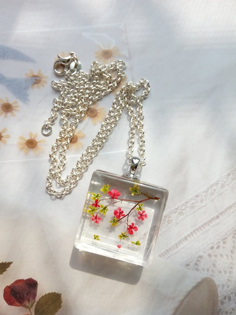 Pressed flowers jewelry resin necklace silver chain, pressed flower pendant - Necklaces - Glass 