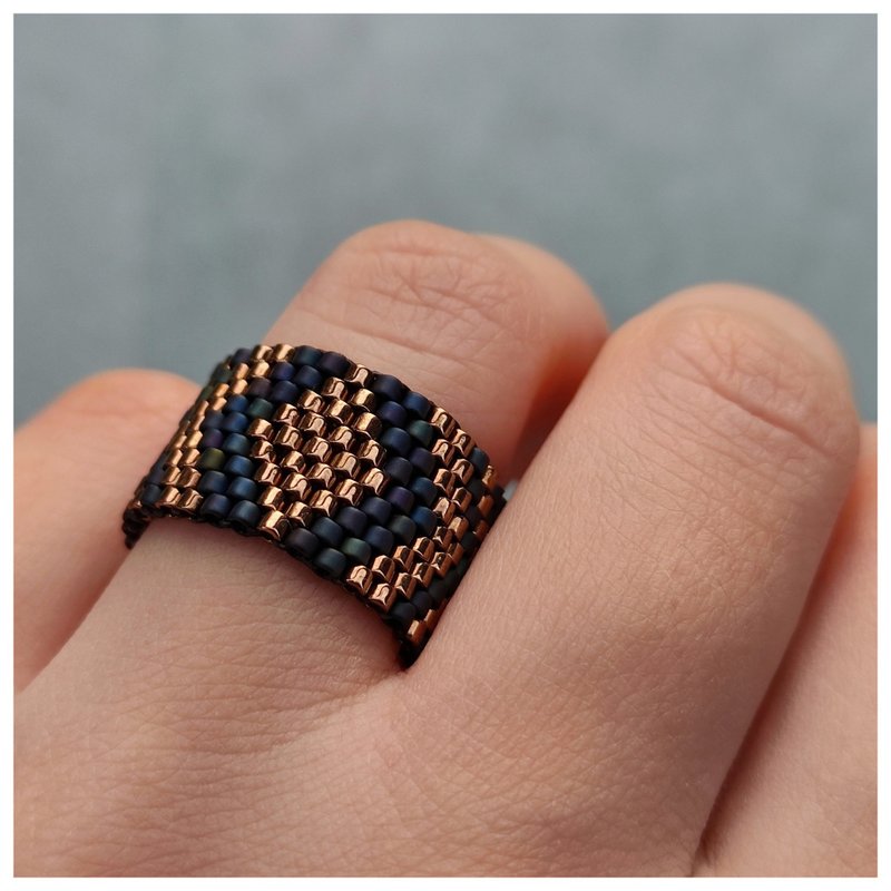 Bronze bead ring Geometric design ring Handmade jewelry Wide flexible ring - แหวนทั่วไป - แก้ว สีน้ำเงิน