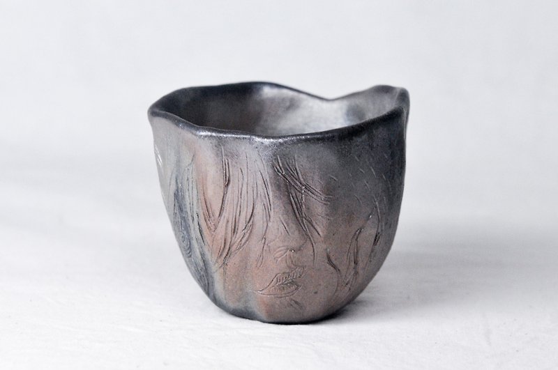 手作り陶器の薪 - プロフィール刻まれたカップで退廃的な男 - 急須・ティーカップ - 陶器 ブラウン